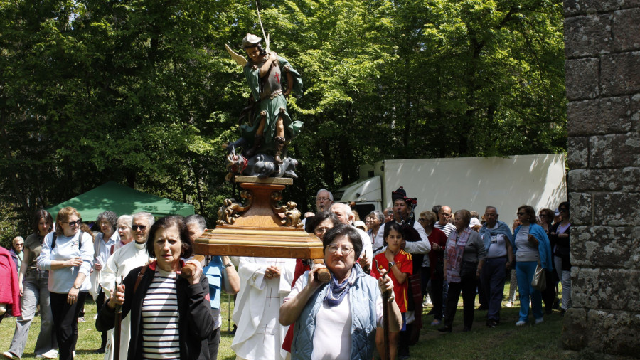 El verano "comenzó" en Pontedeume con la primera de las subidas a Breamo para la romería de San Miguel