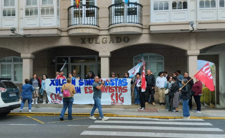 Protesta de la CIG ante los juzgados por la denuncia del alcalde de Cedeira a dos sindicalistas