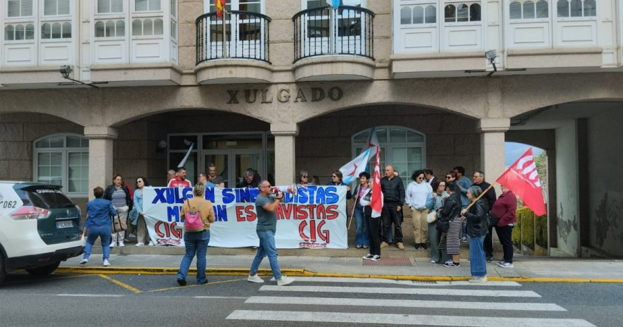 Protesta de la CIG ante los juzgados por la denuncia del alcalde de Cedeira a dos sindicalistas