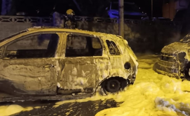 Un coche termina completamente calcinado y otro afectado por el fuego en Canido
