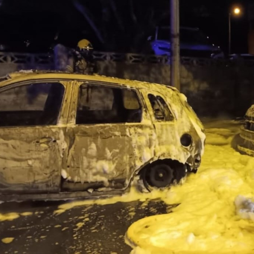 Un coche termina completamente calcinado y otro afectado por el fuego en Canido