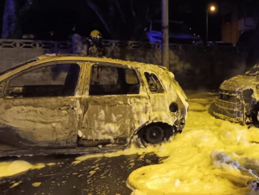 Un coche termina completamente calcinado y otro afectado por el fuego en Canido