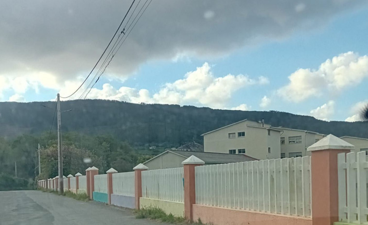 Cariño sustituye los postes de luz en mal estado en el entorno del colegio público