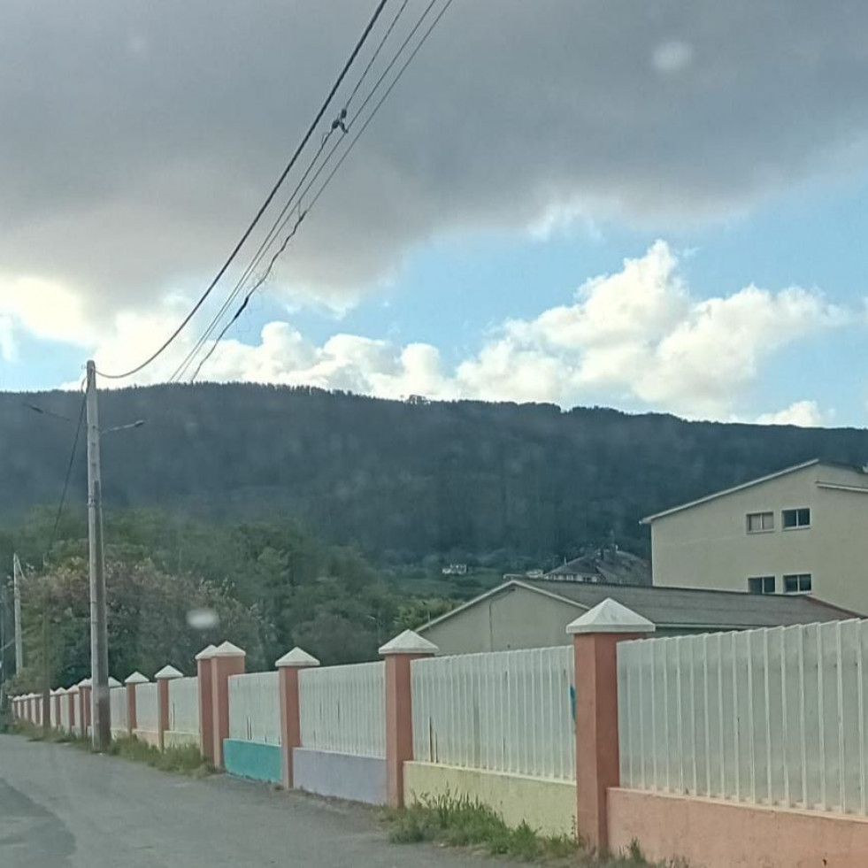 Cariño sustituye los postes de luz en mal estado en el entorno del colegio público