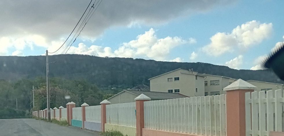 Cariño sustituye los postes de luz en mal estado en el entorno del colegio público