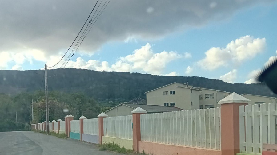 Cariño sustituye los postes de luz en mal estado en el entorno del colegio público