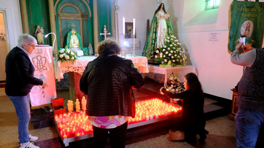 Domingo de tradición entre lluvias y claros en Pedroso con la romería de la Virgen de la “O” de Narón
