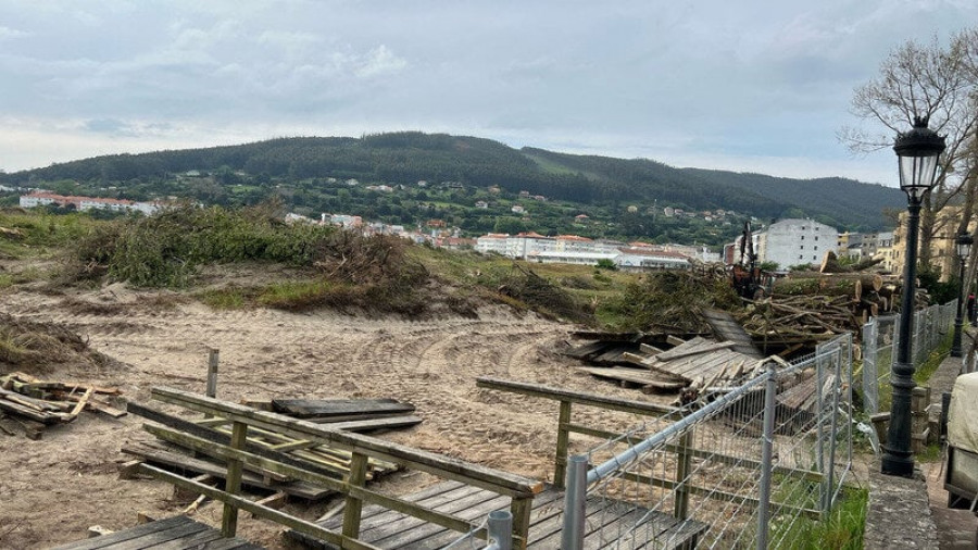 Recogida de firmas en Cedeira ante el malestar causado por la regeneración de la playa de A Magdalena