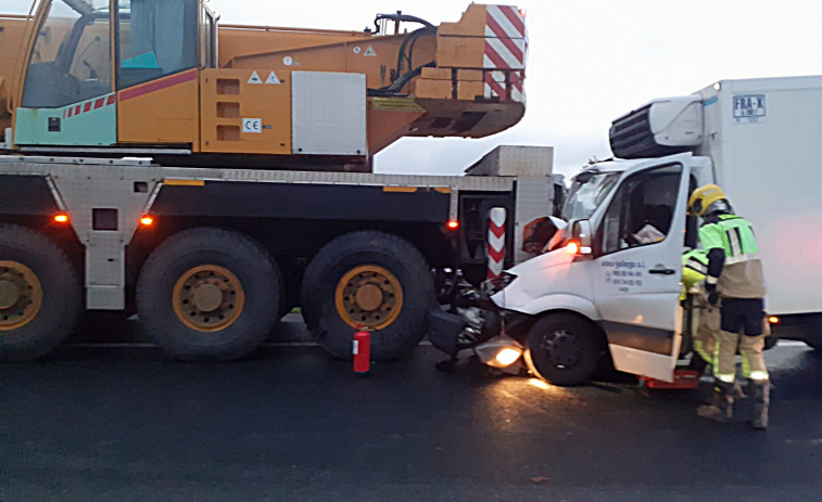 Una persona herida al colisionar una grúa y un furgón en As Pontes