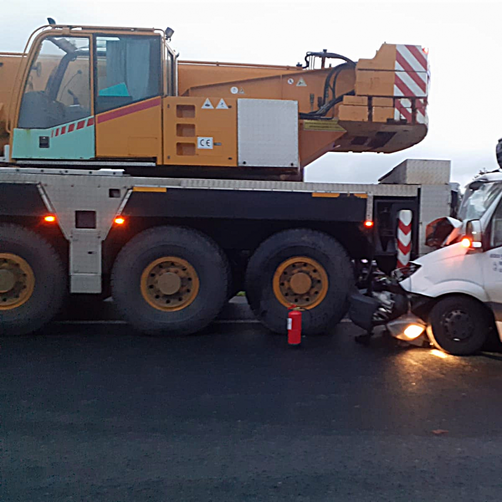 Una persona herida al colisionar una grúa y un furgón en As Pontes