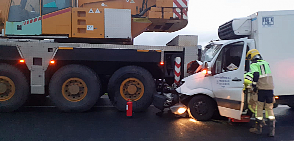 Una persona herida al colisionar una grúa y un furgón en As Pontes