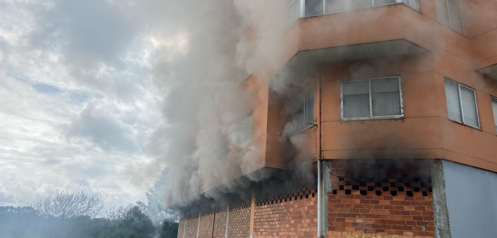Un gran incendio en Mugardos moviliza al GES y los Bombeiros do Eume