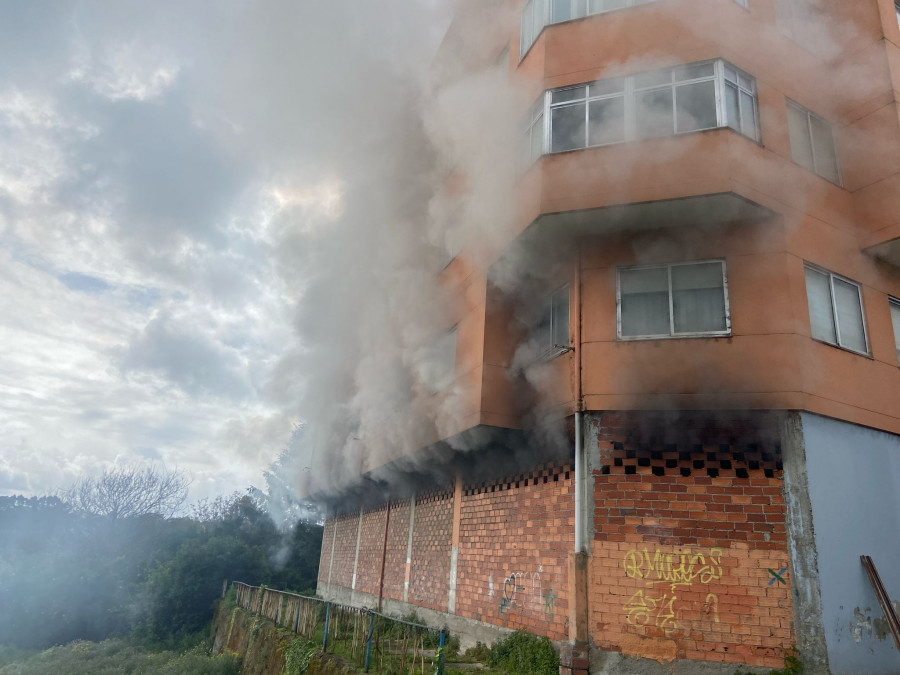 Un gran incendio en Mugardos moviliza al GES y los Bombeiros do Eume