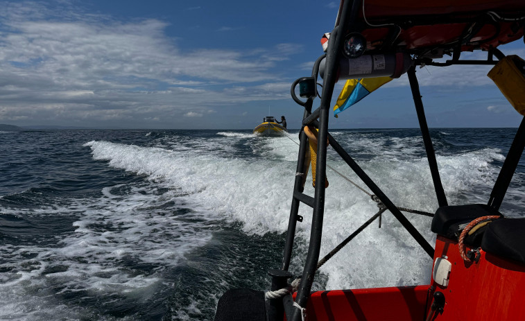 Rescatan en Prioriño a dos personas que navegaban en una embarcación con el motor averiado