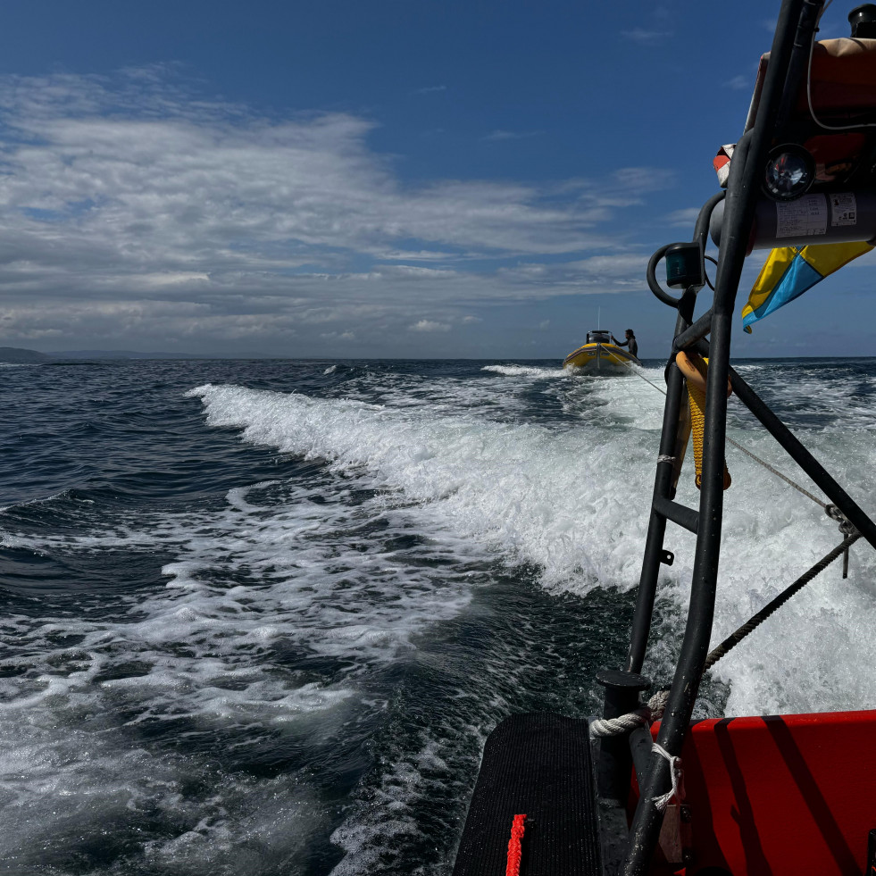 Rescatan en Prioriño a dos personas que navegaban en una embarcación con el motor averiado