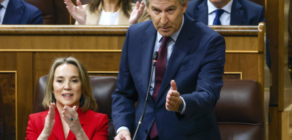 El PP ataca con los wasaps a Sánchez, quien cuestiona el liderazgo 