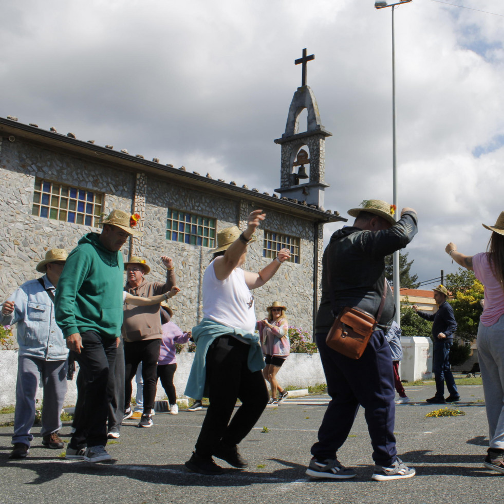 Flores y foliada en una celebración muy especial de Os Maios para Saúde Mental Ferrol, Eume e Ortegal