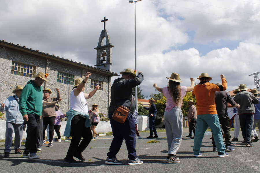 Flores y foliada en una celebración muy especial de Os Maios para Saúde Mental Ferrol, Eume e Ortegal