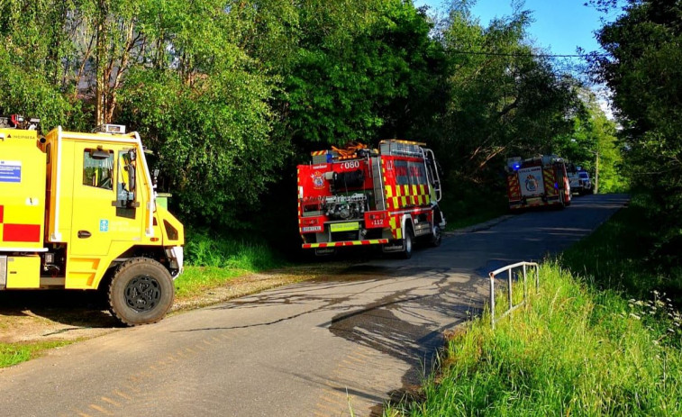 Unos restos de tala ardiendo en O Val movilizan al Speis de Narón