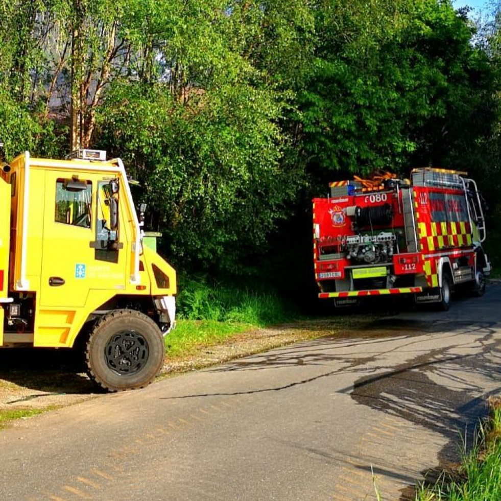 Unos restos de tala ardiendo en O Val movilizan al Speis de Narón