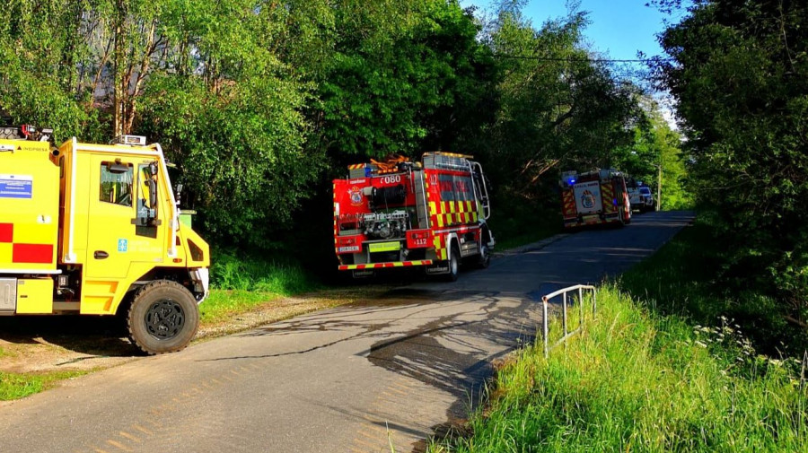 Unos restos de tala ardiendo en O Val movilizan al Speis de Narón