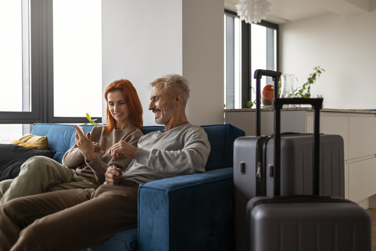 Anfitrion de airbnb dando la bienvenida los huespedes 2