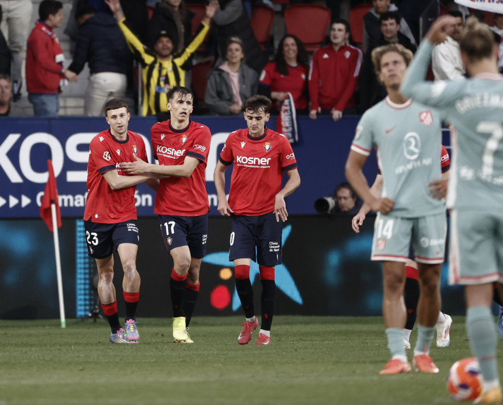 El delantero croata de Osasuna Ante Budimir (2i) celebra con sus compañeros su gol