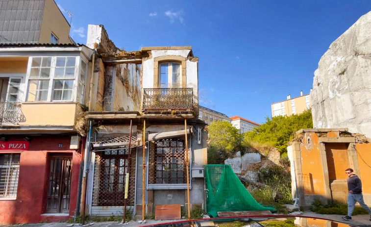 El SOS de la calle Carlos III de Ferrol, la vía principal del Esteiro Viejo que bate el récord de puntales y ruinas