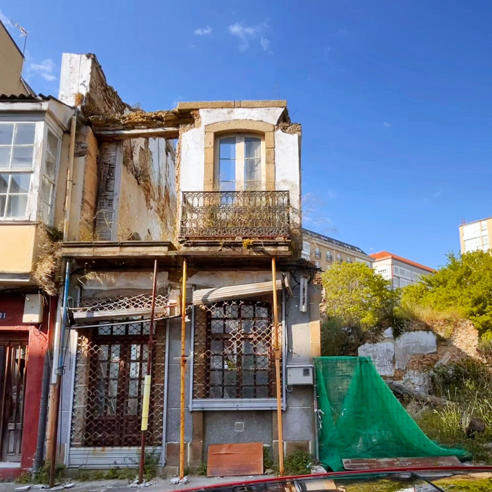 El SOS de la calle Carlos III de Ferrol, la vía principal del Esteiro Viejo que bate el récord de puntales y ruinas