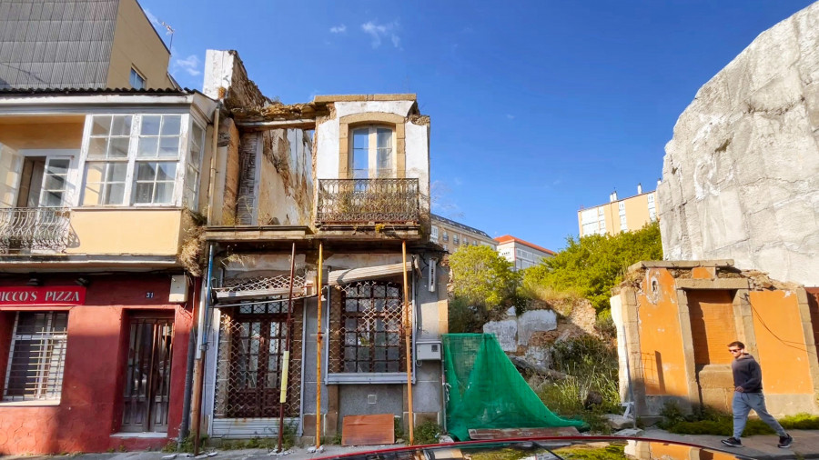 El SOS de la calle Carlos III de Ferrol, la vía principal del Esteiro Viejo que bate el récord de puntales y ruinas