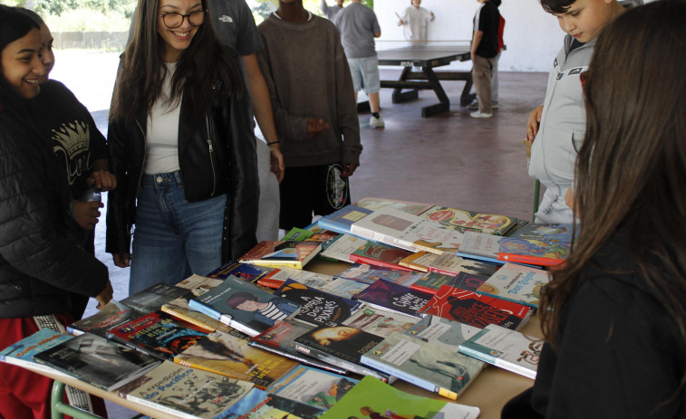 Día intenso no IES de Catabois: as visitas do Erasmus dende Francia coinciden coa súa feira do libro