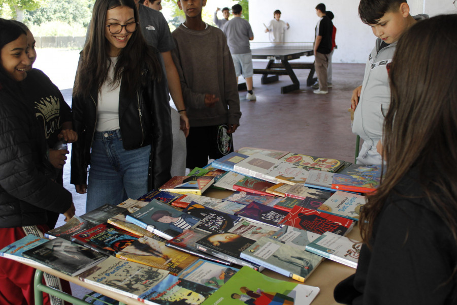 Día intenso no IES de Catabois: as visitas do Erasmus dende Francia coinciden coa súa feira do libro