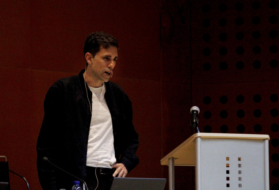 Charla sobre los beneficios de la IA en el estudio y obtención de nuevos antibióticos