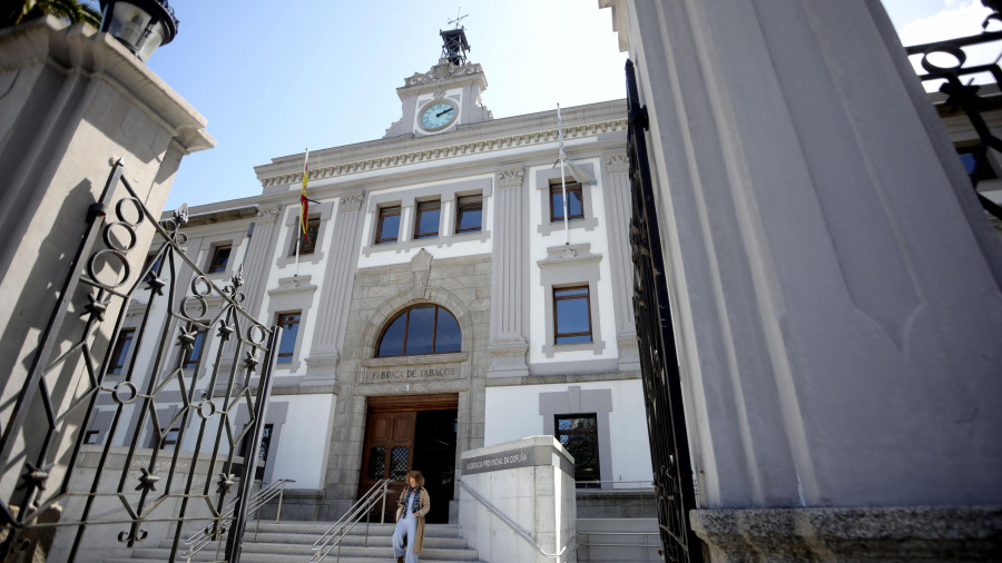Los acusados de robar en una vivienda de Ferrol colándose por la ventana se enfrentan hasta a 5 años de cárcel