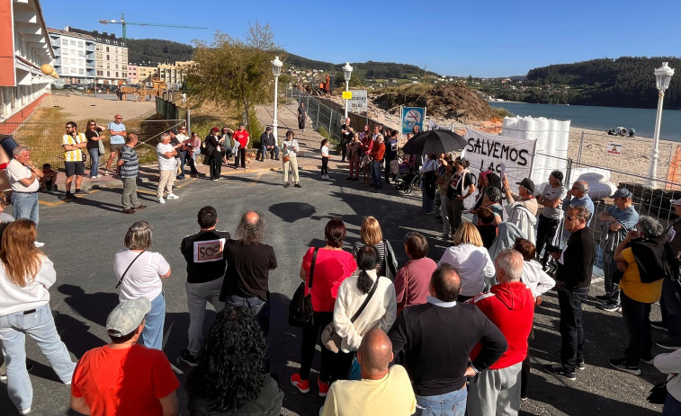 Vecinos de Cedeira salen a la calle para paralizar las obras en A Magdalena
