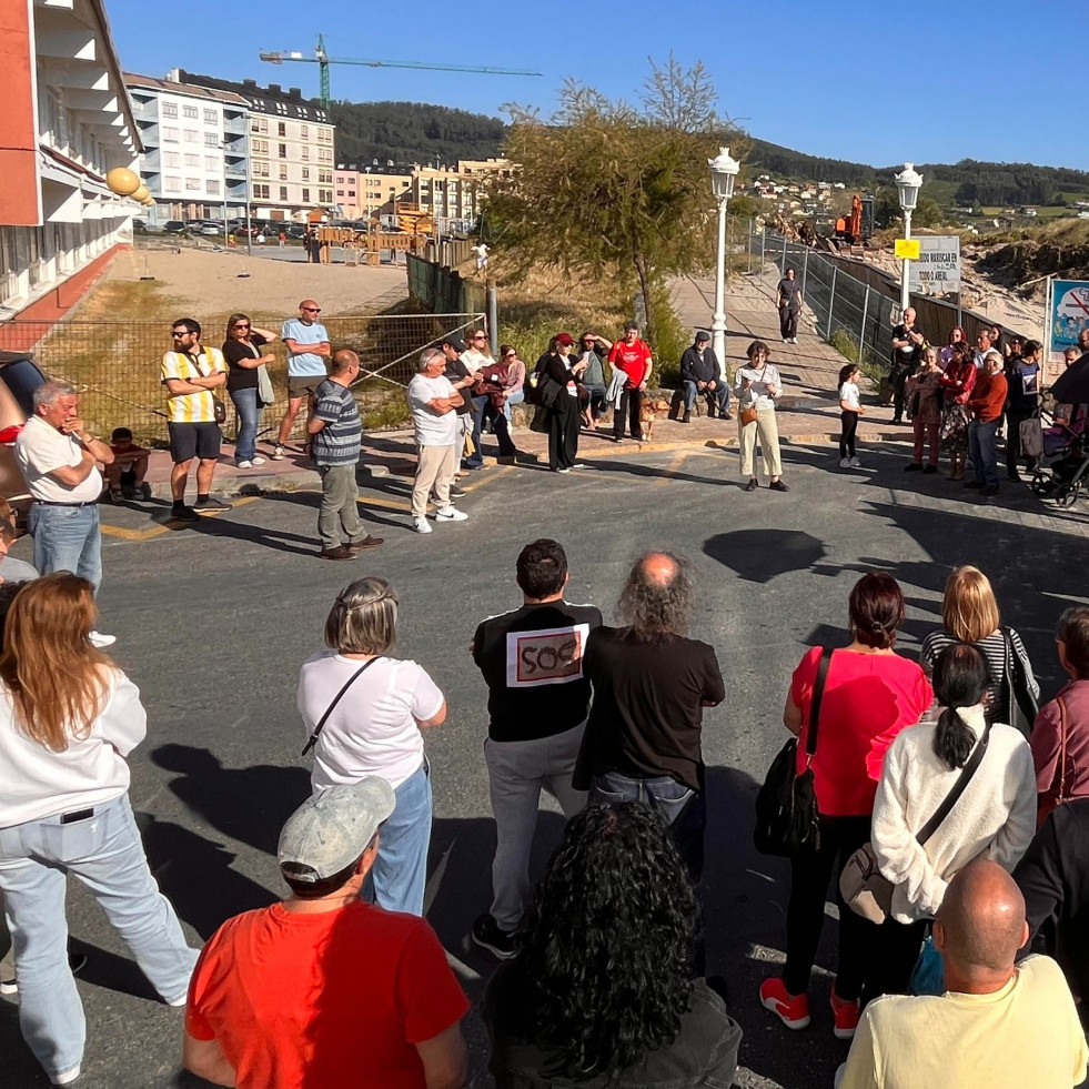 Vecinos de Cedeira salen a la calle para paralizar las obras en A Magdalena