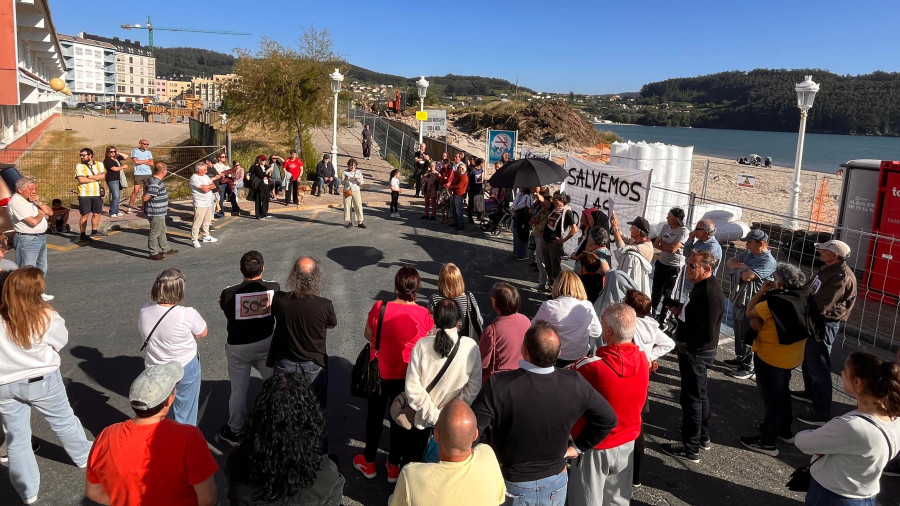Vecinos de Cedeira salen a la calle para paralizar las obras en A Magdalena
