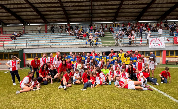 O Val femenino alza la Copa Ferrol tras golear al Perlío (0-5)