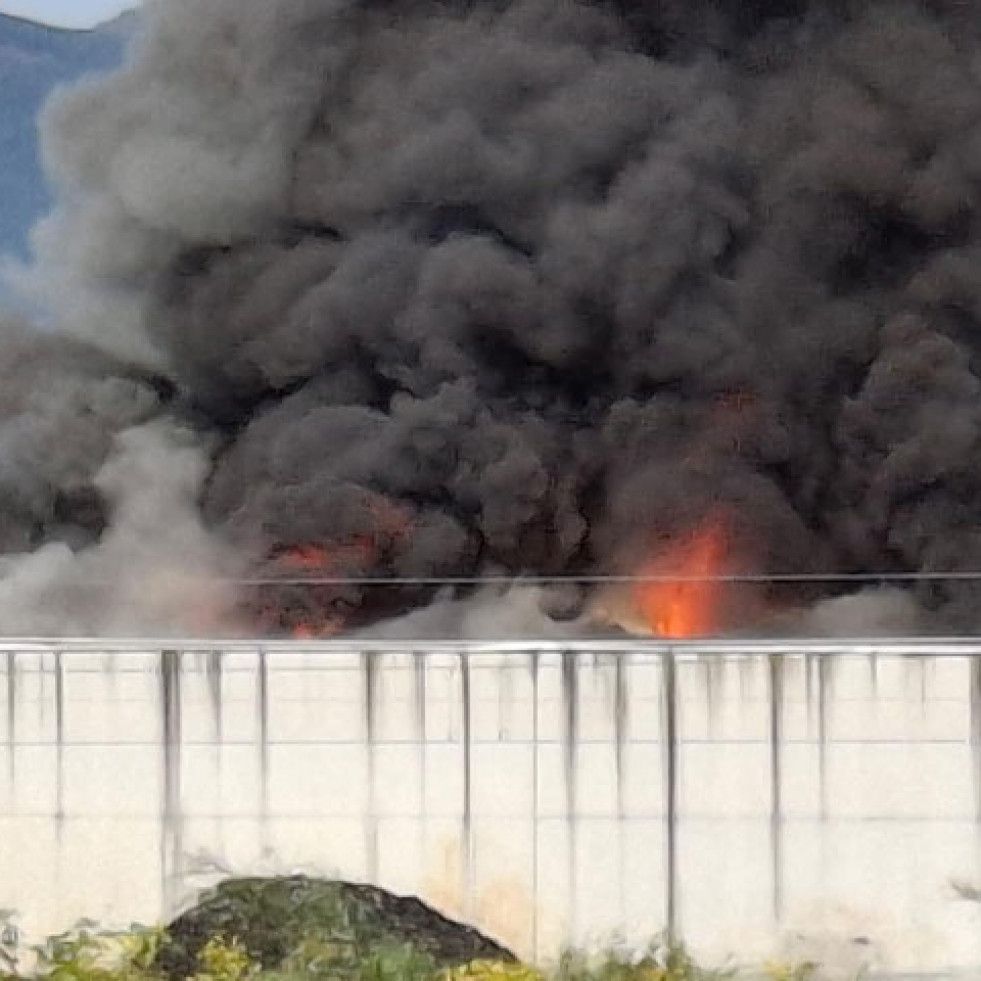 Declarado en O Porriño un gran incendio en una nave de gestión de residuos