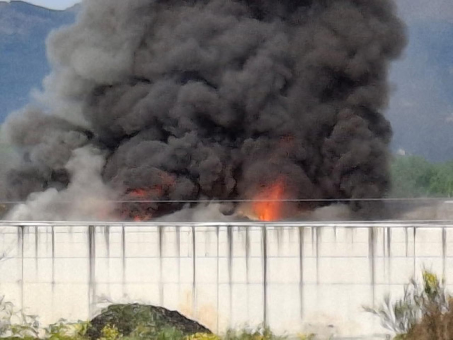 Declarado en O Porriño un gran incendio en una nave de gestión de residuos