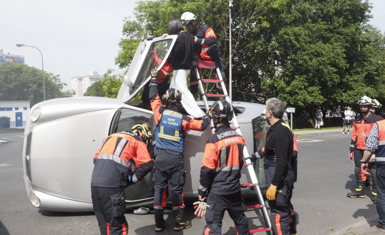 Un espectacular simulacro de emergencias da paso a la carrera de este domingo para culminar la Semana de la Seguridad Vial en Ferrol