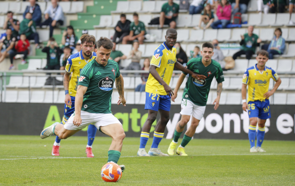 Racing-Cádiz: las mejores imágenes del partido en A Malata que dejó tres puntos en Ferrol