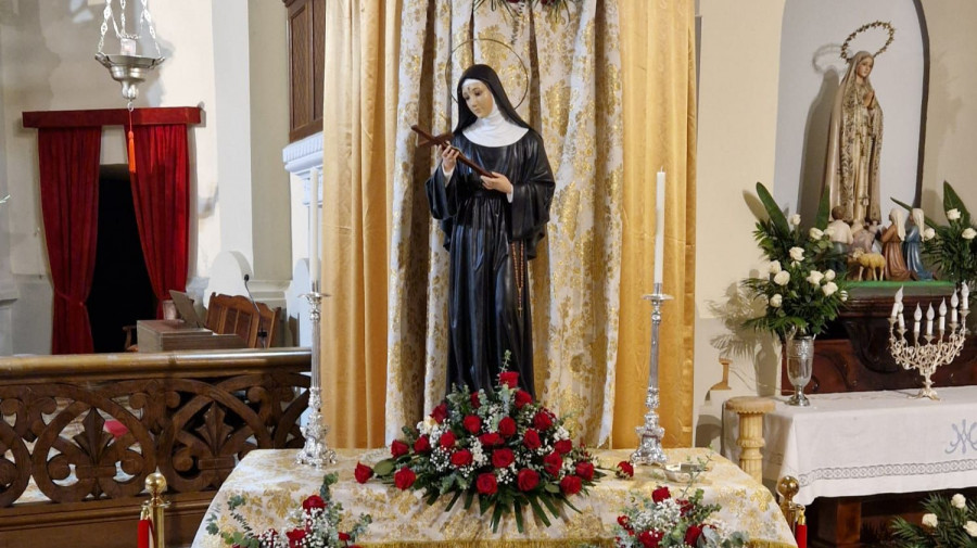 Bendición de la rosa y procesión en Xuvia en los cultos a Santa Rita