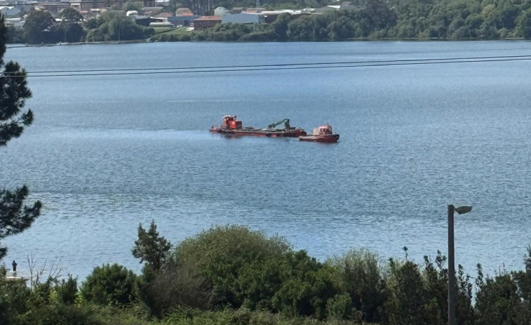 Barallobre trabaja en la mejora del sustrato en su zona de marisqueo a pie en O Puntal