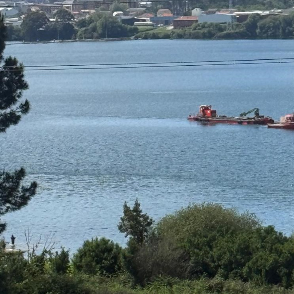 Barallobre trabaja en la mejora del sustrato en su zona de marisqueo a pie en O Puntal