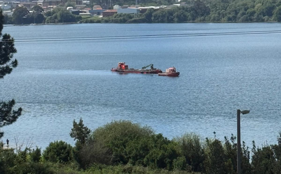 Barallobre trabaja en la mejora del sustrato en su zona de marisqueo a pie en O Puntal