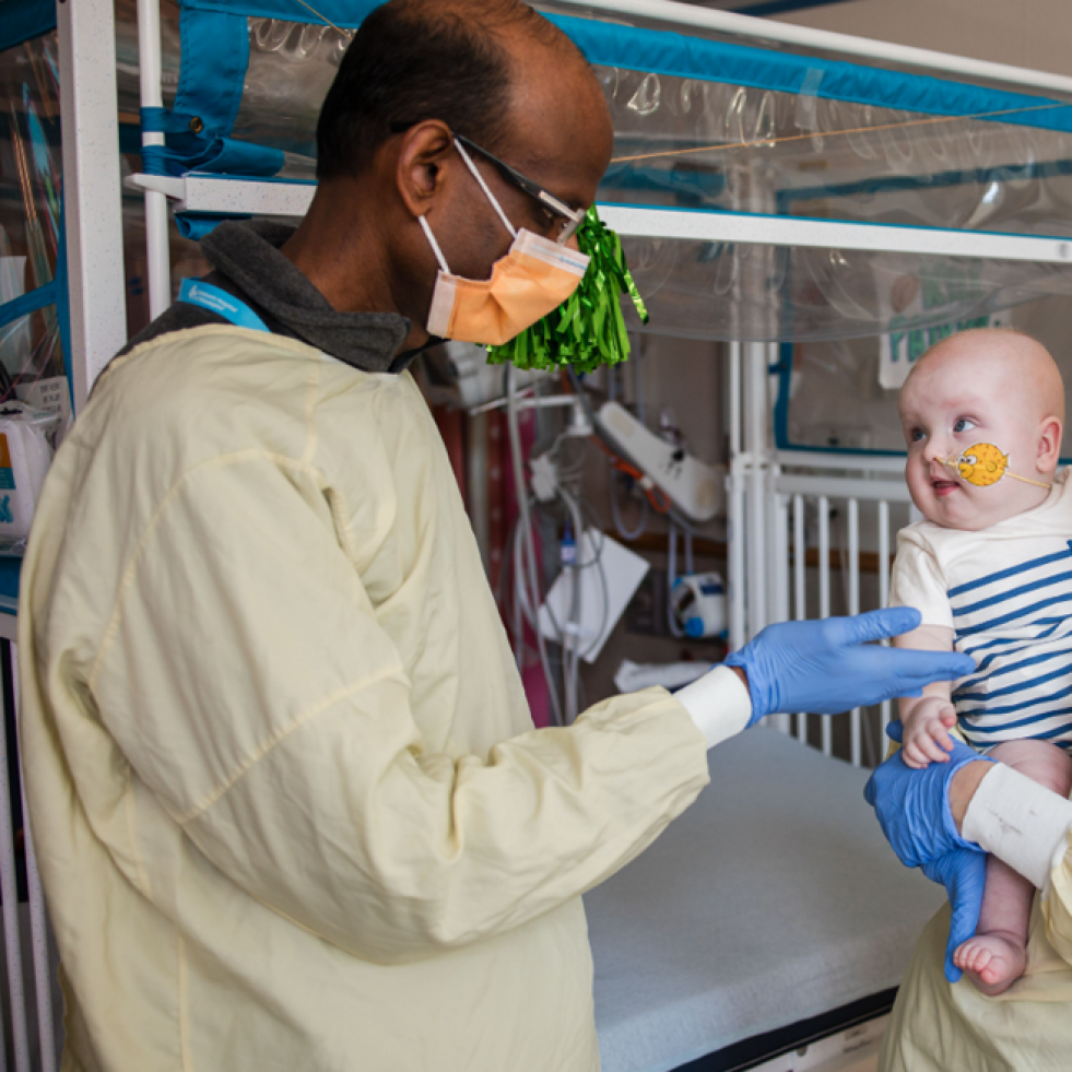 Un bebé recibe con éxito la primera terapia génica personalizada para una enfermedad rara incurable