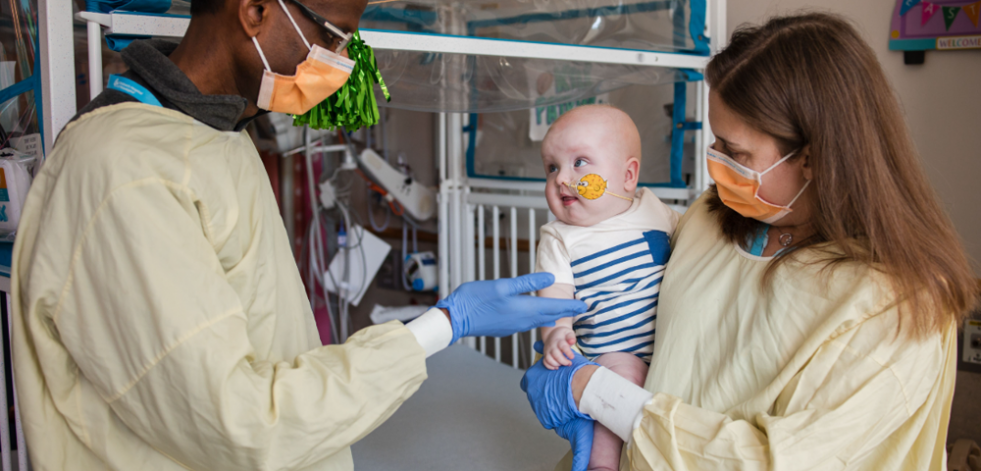 Un bebé recibe con éxito la primera terapia génica personalizada para una enfermedad rara incurable