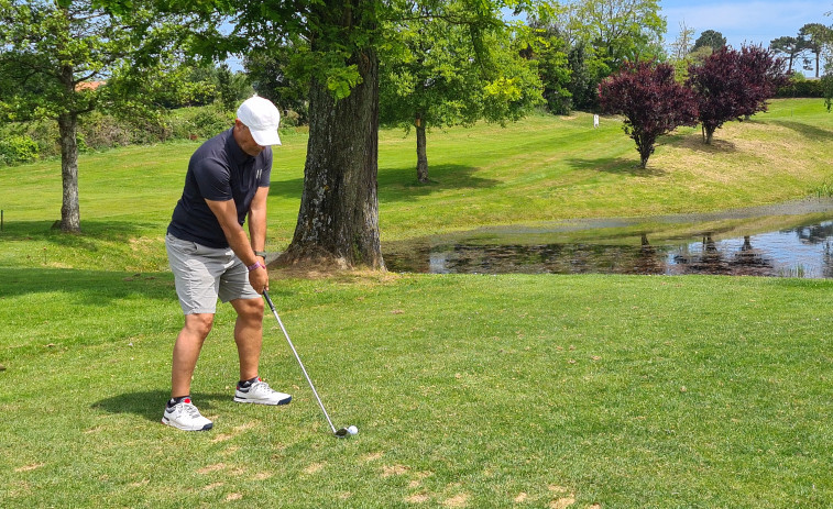 Javi Manjarín, exentrenador del Racing de Ferrol, domina en la Liga de Golf