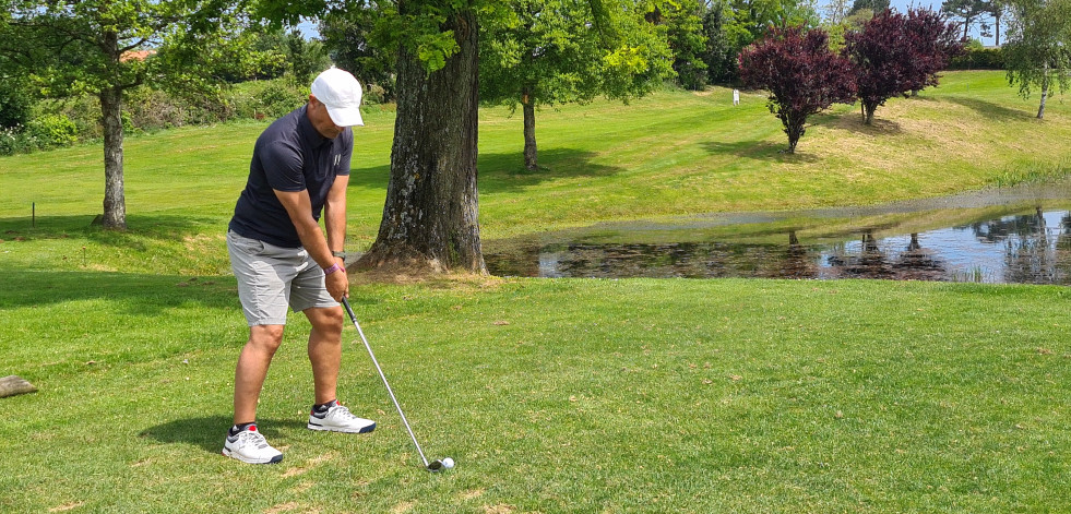 Javi Manjarín, exentrenador del Racing de Ferrol, domina en la Liga de Golf